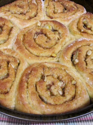 ... http://www.thespiffycookie.com/2013/03/04/banana-bread-cinnamon-rolls