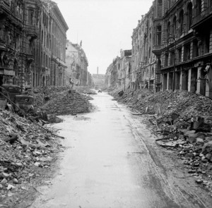 Description Destruction in a Berlin street.jpg