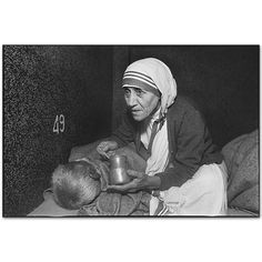 Mother Teresa feeding a Man at the Home for the Dying, Mother Teresa's ...