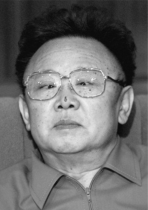 ... , melyen Kim Jong Il és atomrakétái kerültek a középpontba