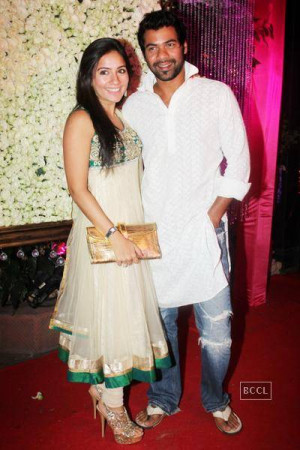 Shabbir Ahluwalia with wife Kanchi Kaul during Kiran Bawa's Diwali ...