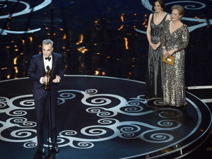 Seth MacFarlane jabs the Academy on Ben Affleck's behalf, Jennifer ...