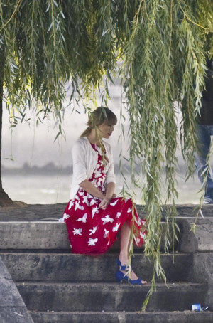 Taylor Swift: Gloomy Day In The City Of Lights