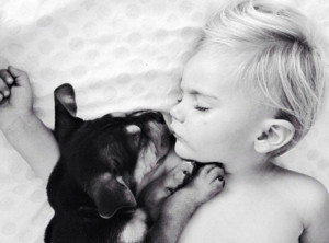 Cane e bambino che dormono bianco e nero