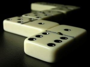 Acá les dejamos este jueguillo de domino, no requiere instalación ya ...