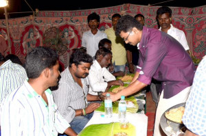 Ilayathalapathy Vijay Treats 'Puli' Crew Members to Biriyani [PHOTOS]