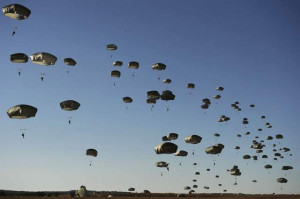 Army paratroopers with the 82nd Airborne Division perform a mass ...