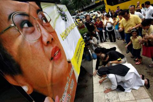 Thousands of Filipinos mourn Aquino at wake