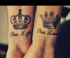 Tatuaje de corona de rey y reina para parejas enamoradas