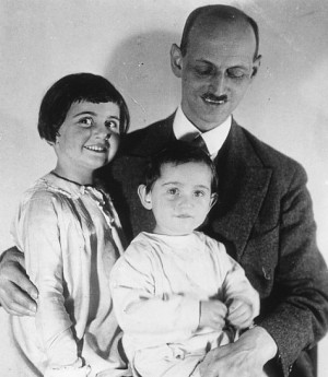 Still of Anne Frank, Margot Frank and Otto Frank in Anne Frank ...