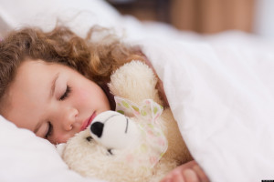 孩子睡觉踢被子的3种常见原因