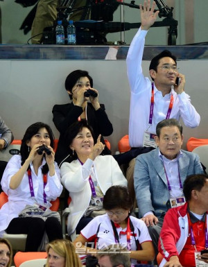 samsung chairman mr lee kun hee and his family also watched the ...