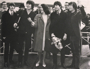 Los Beatles con Eleanor Bron