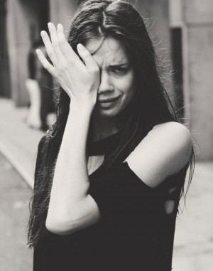 black-and-white-crying-girl-model-pretty-Favim.com-159064.jpeg
