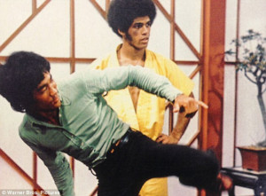 Jim Kelly (behind) with Bruce Lee