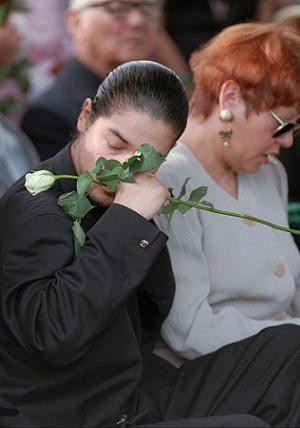 Selena's husband gripping a white rose and mother grieve at the singer ...