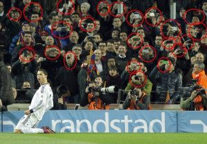 Même les supporters du Barça prennent des photos de Cristiano ...