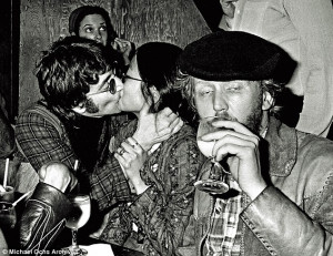 John Lennon beijando May Pang e Harry Nilsson)