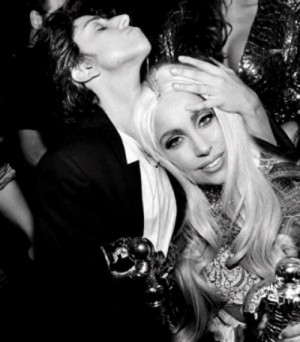 jay z sur twitter youtube halle berry james bond