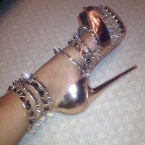 Kim Kardashian's impressive shoes / Twitter She tweeted the picture ...