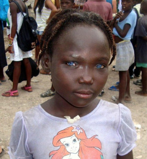 Une fille haïtienne avec les yeux bleus