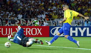 BRAZIL'S RONALDO SCORES AGAINST GERMANY'S OLIVER KAHN DURING WORLD CUP ...