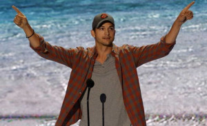 Ashton Kutcher Speech: Why His Teen Choice Awards Speech Went Viral 1 ...