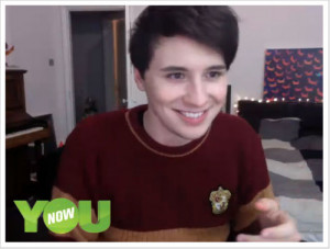 LOOK AT HIS GRYFFINDOR SWEATER HE’S SUCH A CUTIE
