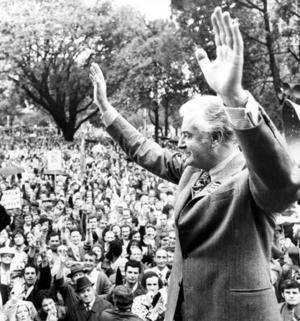 Gough Whitlam addresses a rally at Hyde Park.