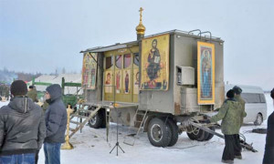 Church-in-a-box … A Russian military Orthodox chapel. Photographs ...