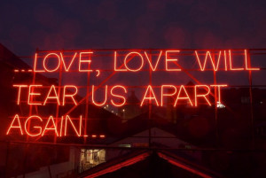 Canzoni d'amore al neon: le scritte accese sui tetti