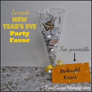 How cute is this {midnight kisses} New Year's Eve party favor? It's ...