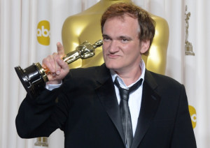Quentin Tarantino holds the trophy for Best Original Screenplay. ©AFP