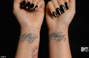 Deze Stay Strong tatoeage herinnert haar sterk te blijven. Ze heeft ...