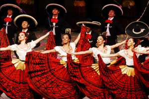 Ballet Folklórico de México con danzas prehispánicas