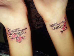Tagi: na nadgarstkach napisy z kwiatkami tatuaż