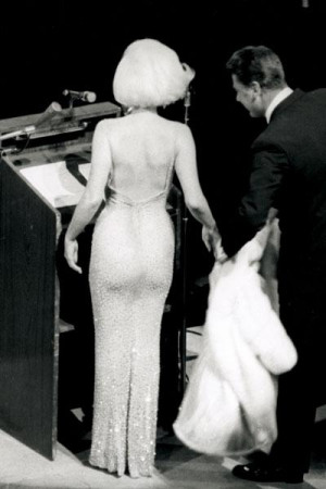 Marilyn Monroe prepares to sing