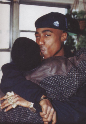 Rare pic of Tupac hugging his mom