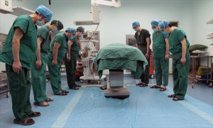 Asian Doctors Bow to Organ Donors: Six Stories