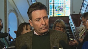 Le ministre des Affaires municipales, Pierre Moreau, mentionne que son ...