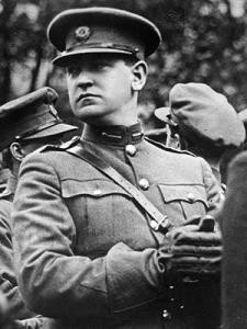 Michael Collins in uniform at Arthur Griffith's funeral on the August ...