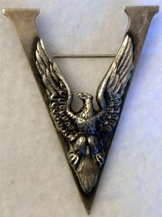 WWII Victory Pin - Pins that symbolized the hope for victory were worn ...