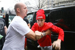 Justin Bieber lashes out at the paparazzi in angry rage, tries to grab ...