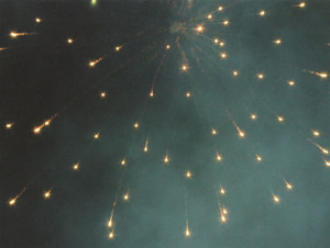 黑色夜空中的烟花图片_美丽的小小时光