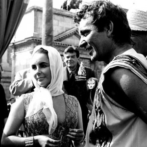 Elizabeth Taylor and Richard Burton on the set of Cleopatra, 1962 ...