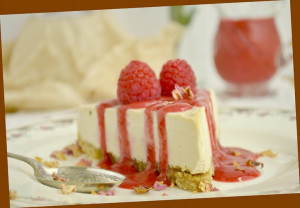 Download white chocolate cheesecake with raspberry sauce HD Wallpaper