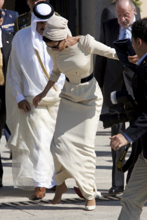 Sheikha Mozah Bint Nasser Al-Missned loses her shoe during the ...