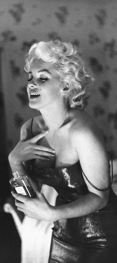 Seductive Marilyn and Chanel Nº5, NYC, 1955 // photo by Ed Feingersh