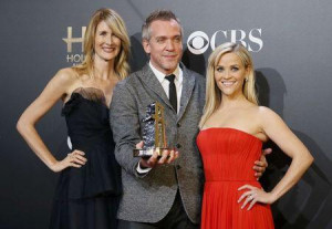 Jean-Marc Vallee poses with Laura Dern and Reese Witherspoon backstage ...