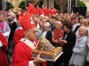 ... with skull of Saint Wenceslas during a procession on 28 September 2006